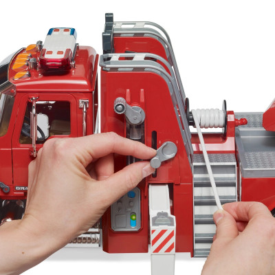 Žaislinė BRUDER gaisrinė su kopėčiomis ir švyturėliais Mack Granite 02821